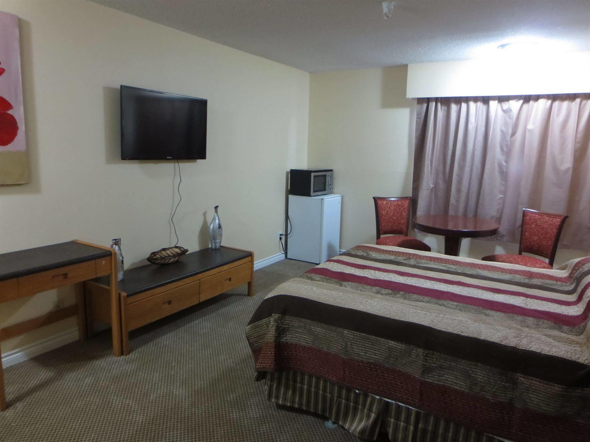Vanderhoof Inn Bagian luar foto