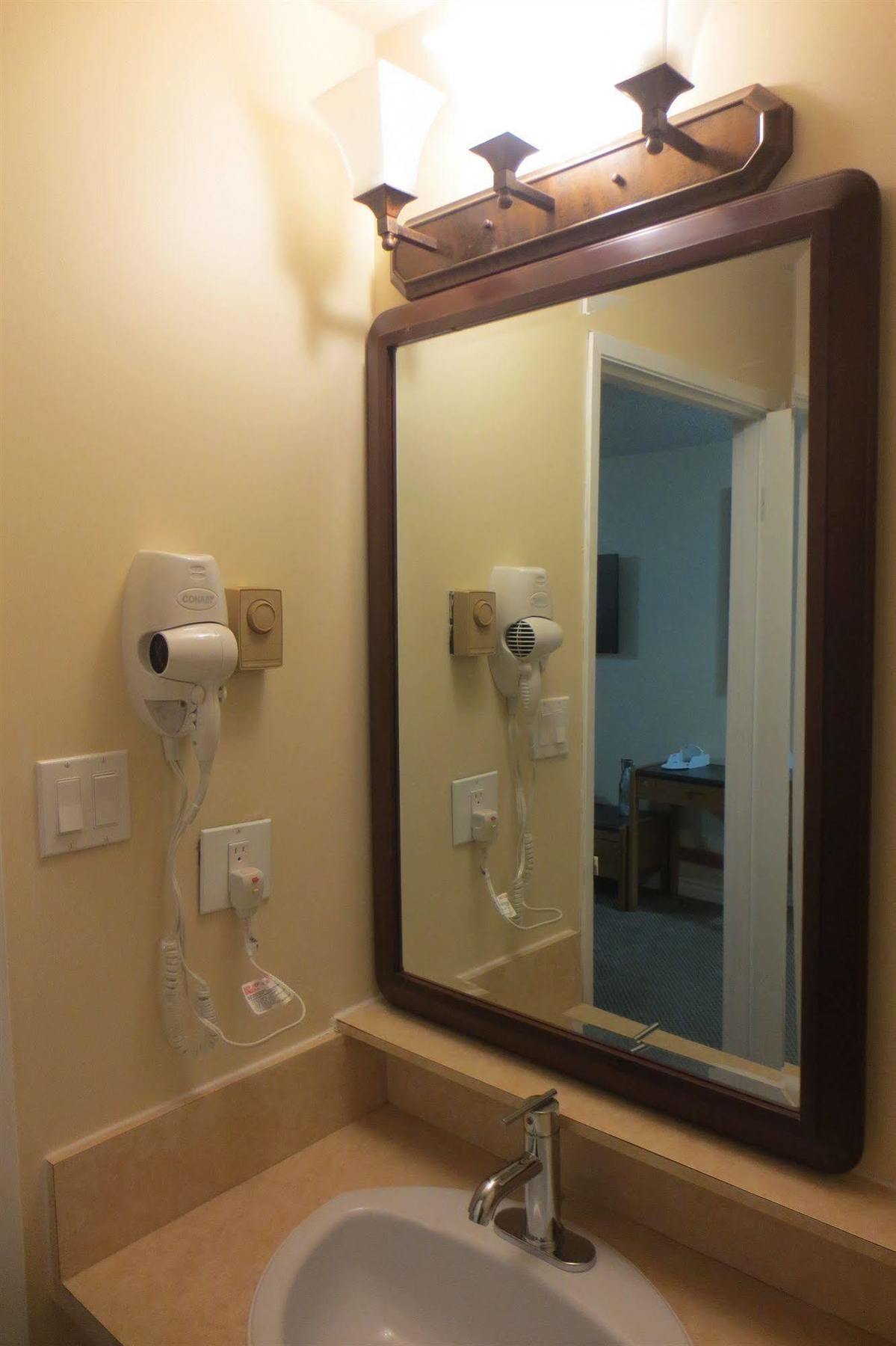 Vanderhoof Inn Bagian luar foto